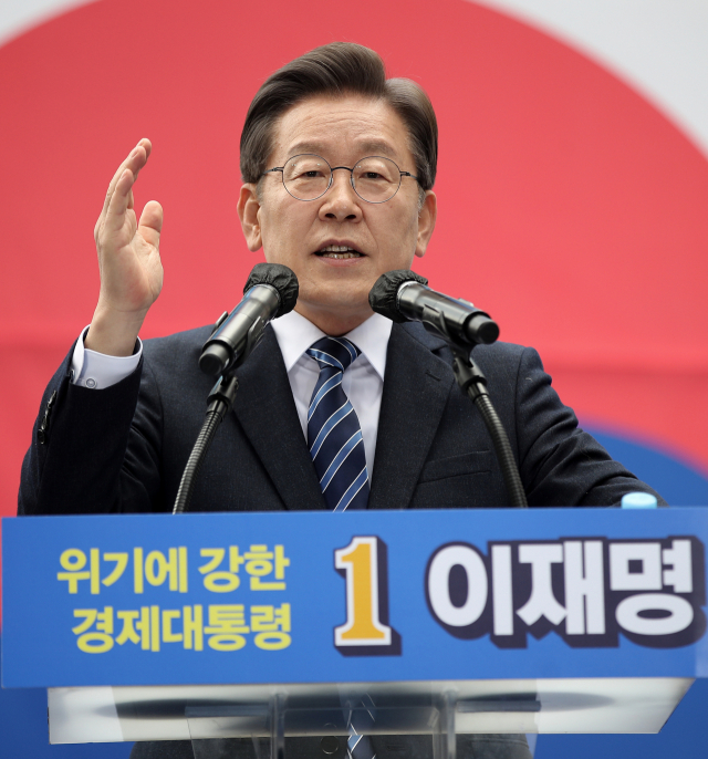더불어민주당 이재명 대선후보가 1일 서울 명동에서 열린 