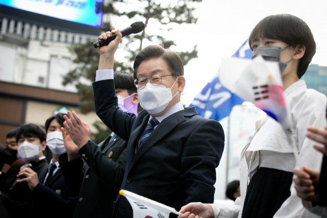 더불어민주당 이재명 대선 후보가 1일 서울 명동에서 열린 