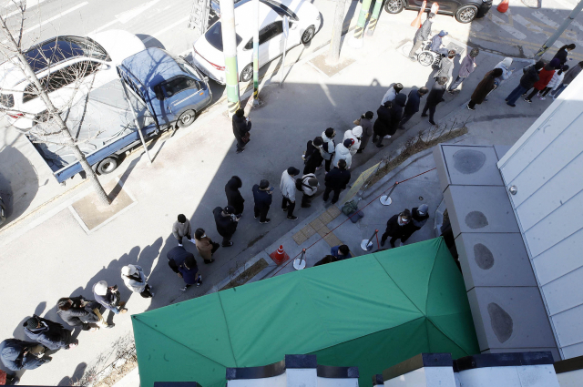 2일 오후 광주 북구 상시선별진료소 밖에까지 코로나19 PCR 검사를 받으려는 시민들이 순서를 기다리고 있다. 연합뉴스