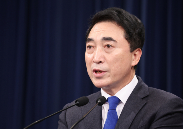 박수현 청와대 국민소통수석이 24일 춘추관에서 우크라이나 사태 관련 브리핑을 하고 있다. 연합뉴스