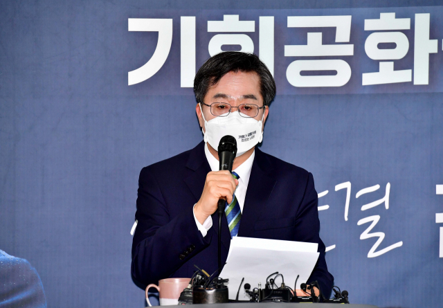 새로운 물결 김동연 대선 후보가 2일 오전 서울 영등포구 선거 캠프에서 