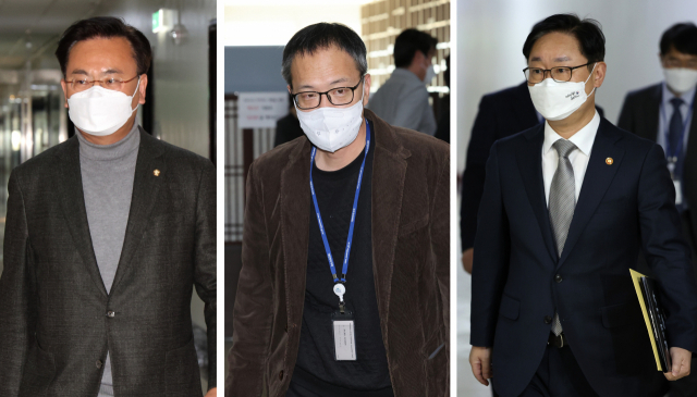 2일 오후 국회 법제사법위원회에서 법무부로부터 받은 더불어민주당 이재명 후보의 범죄수사경력 자료와 국민의힘 윤석열 후보의 부동시(不同視) 관련 자료를 열람하기 위해 박범계 법무부 장관(오른쪽부터)과 더불어민주당 박주민 의원, 국민의힘 유상범 의원이 법사위원장실로 들어가고 있다. 여야는 오후 2시에 자료를 열람하기로 했으나 1시간 30분 동안 열람하지 못했다. 연합뉴스