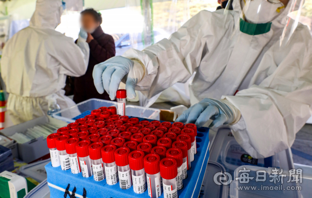코로나19 일일 신규확진자가 처음으로 21만명 대를 기록한 2일 오후 대구 중구 국채보상운동기념공원에 마련된 코로나19 임시선별검사소에 검체 수송 배지가 쌓여가고 있다. 이날 0시 기준 대구 지역 신규확진자는 7천 115명을 기록했다. 안성완 기자 asw0727@imaeil.com