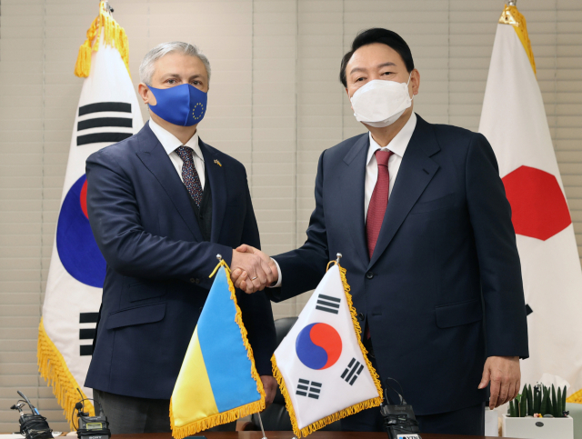 국민의힘 윤석열 대선 후보가 2일 오후 서울 여의도 당사에서 드미트로 포노마렌코 주한 우크라이나 대사를 면담하기 전 악수하고 있다. 연합뉴스