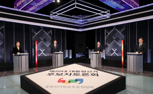 2일 저녁 서울 영등포구 KBS 본관 스튜디오에서 열린 중앙선거관리위원회 주관 제20대 대통령선거 후보자 3차 사회분야 방송토론회에 참석한 더불어민주당 이재명(오른쪽부터), 국민의당 안철수, 국민의힘 윤석열, 정의당 심상정 대선후보가 토론회 준비를 하고 있다. 연합뉴스