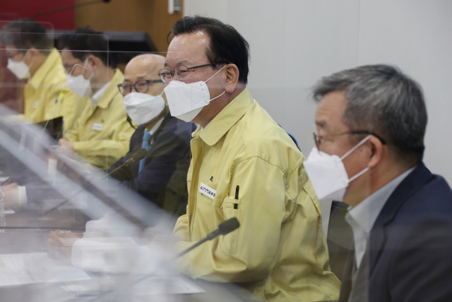 김부겸 국무총리가 2일 서울시 성북구 고려대학교 안암병원에서 열린 오미크론 응급대응 현장간담회에서 발언하고 있다. 연합뉴스