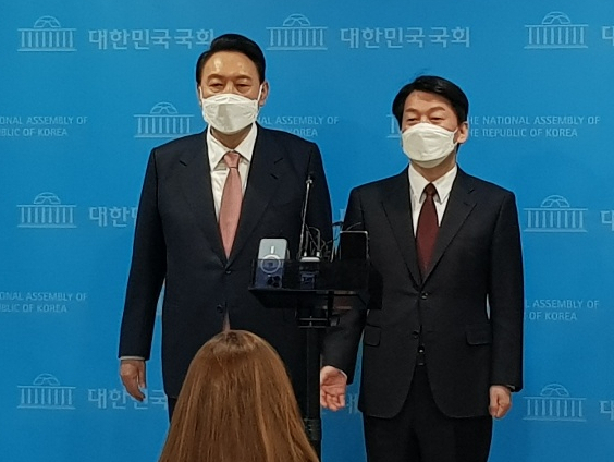 윤석열 국민의힘, 안철수 국민의당 대선 후보가 3일 국회 소통관에서 후보 단일화를 전격 발표했다. 공동선언문 발표 후 기자들의 질문에 답변하고 있는 두 후보. 이호준 기자 hoper@imaeil.com