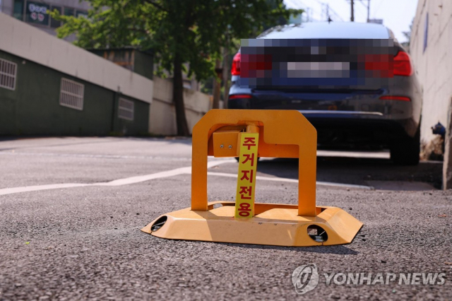 앞으로 주택가 골목에 불법 주차하면 과태료 부과 등 행정 조치가 이루어진다. 연합뉴스.