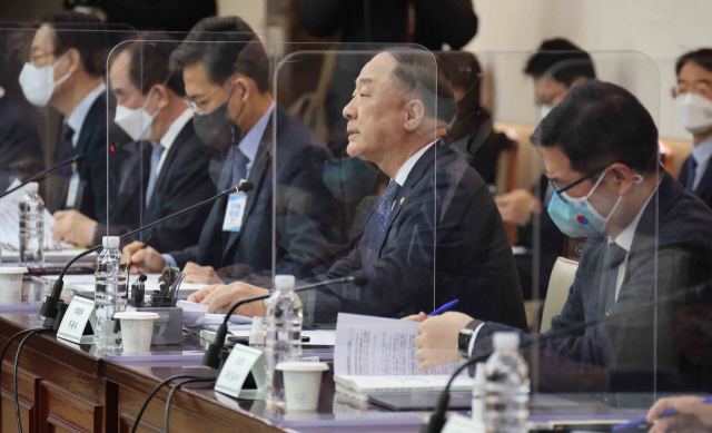 홍남기 경제부총리 겸 기획재정부 장관이 3일 정부서울청사에서 열린 소재·부품·장비 경쟁력강화위원회를 주재하고 있다. 연합뉴스