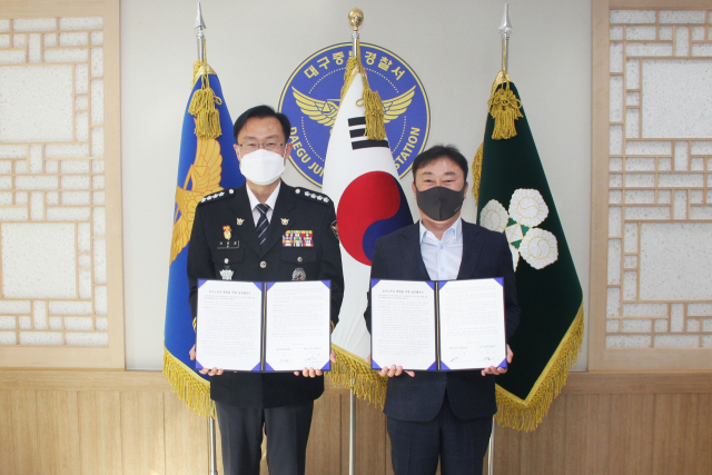 대구중부경찰서(서장 시진곤)는 3일 ㈜디지티모빌리티(대표 고장희)와 보이스피싱 예방을 위한 업무협약(MOU)을 체결했다. 대구중부경찰서 제공