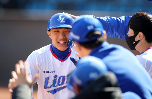 삼성라이온즈 이재현이 3일 대구삼성라이온즈파크에서 열린 기아타이거즈와 연습경기에서 투런포를 날리고 덕아웃으로 복귀하고 있다. 삼성라이온즈 제공