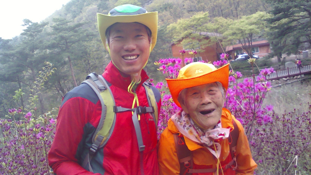 정원복 씨와 어머니 고 문대전 씨(사진 오른쪽)가 지난 2016년 비슬산 참꽃축제에 갔을 때 찍은 사진. 가족 제공.