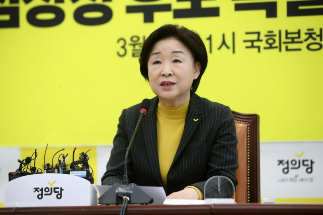 정의당 심상정 대선 후보가 3일 오전 국회에서 특별 기자회견을 하고 있다. 연합뉴스