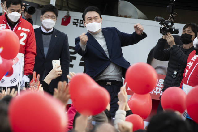 국민의힘 윤석열 대선 후보가 3일 오후 세종시 조치원역 인근 유세 현장에서 지지를 호소하고 있다. 연합뉴스
