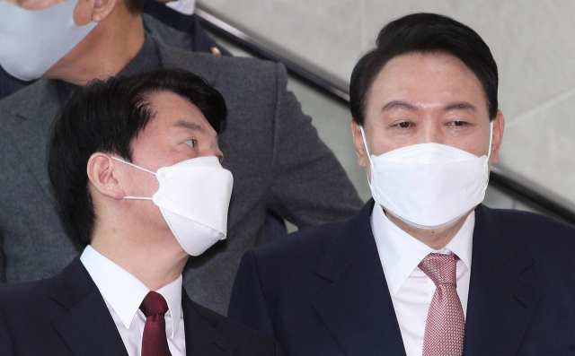 국민의힘 윤석열 대선 후보와 국민의당 안철수 대선 후보가 3일 오전 국회 소통관에서 단일화 기자회견을 마친 뒤 함께 이동하고 있다. 연합뉴스