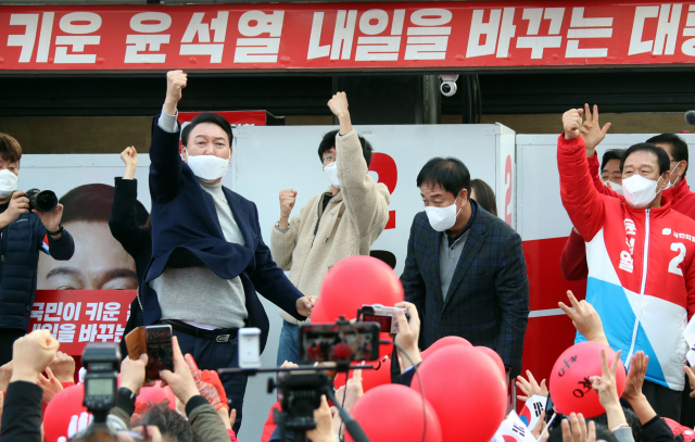 국민의힘 윤석열 대선 후보가 3일 오후 세종시 조치원역 인근 유세 현장에서 지지를 호소하고 있다. 연합뉴스