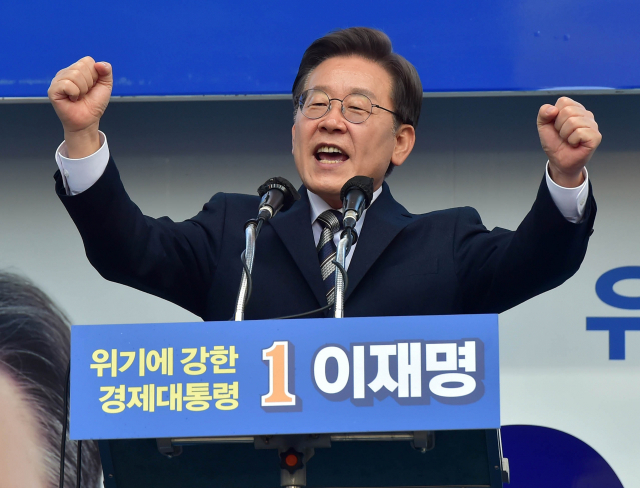 더불어민주당 이재명 대선후보가 3일 오전 서울시 강서구 발산역 1번 출구 앞에서 열린 