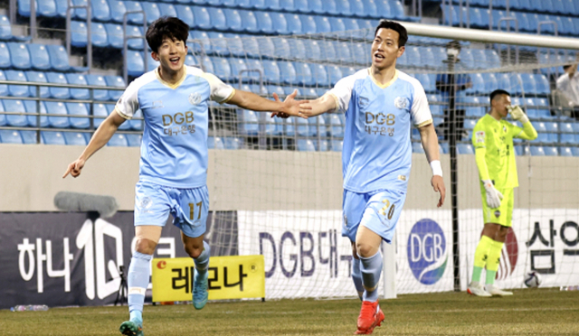 대구FC 고재현(왼쪽)이 2일 상무김천과의 홈 경기에서 골을 넣은 뒤 기뻐하고 있다. 대구FC 제공