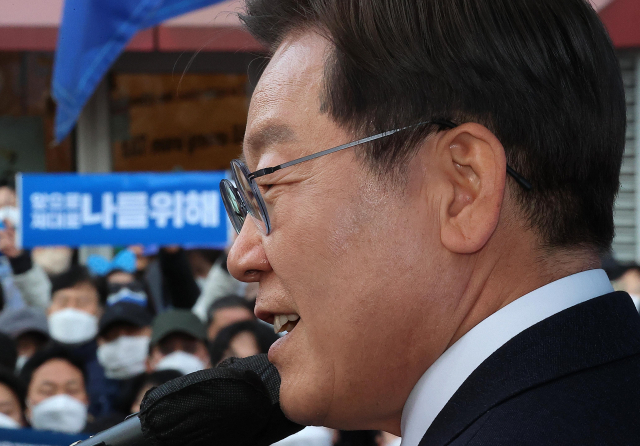 더불어민주당 이재명 대선후보가 3일 오전 서울시 강서구 발산역 1번 출구 앞에서 열린 