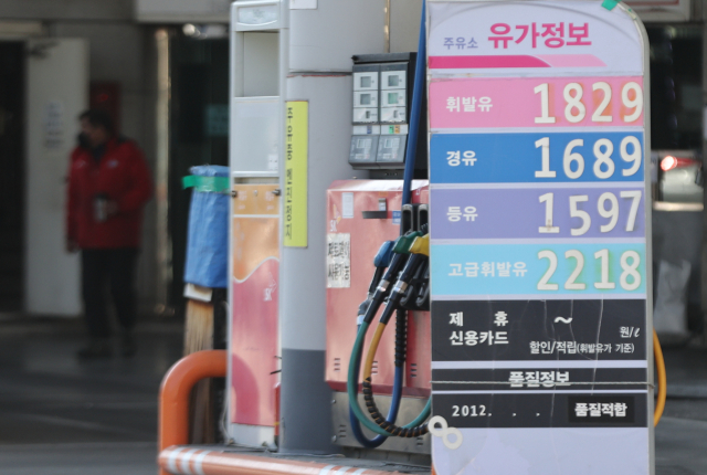 러시아의 우크라이나 침공 우려 등 지정학적 변수로 국제유가가 급등하면서 국내 유가도 동반 상승하고 있다. 한국석유공사 유가정보사이트 오피넷에 따르면 지난 21일 서울 휘발유 평균 가격은 L당 1801.4원으로, 전날보다 4.58원 상승했다. 전국 최고가 지역인 서울 휘발유 가격이 1천800원대를 기록한 것은 유류세 인하 조치가 시행된 지난해 11월 12일 이후 14주 만이다. 사진은 23일 서울 시내 주유소 모습. 연합뉴스