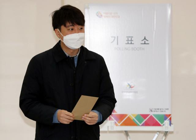 국민의힘 이준석 대표가 4일 오전 광주 북구 용봉동 사전투표소에서 제20대 대통령 선거 사전투표를 하고 있다. 연합뉴스