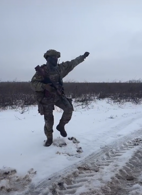 딸 위해 전쟁터서 춤추는 우크라 군인…