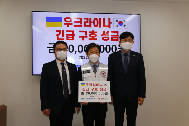 왼쪽부터 구·군의사회장협의회 안원일 회장, 대한적십자사 대구지사 송준기 회장, 대구시의사회 정홍수 회장. 대구시의사회 제공