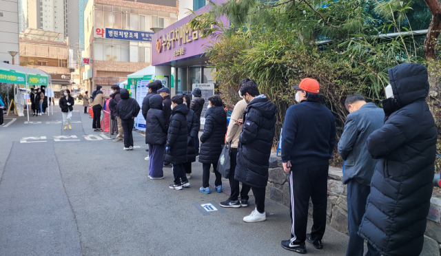 지난 3일 오후 수성구 보건소에 코로나19 PCR 검사를 받으려는 사람들의 줄이 길게 늘어서 있다. 김윤기 기자.