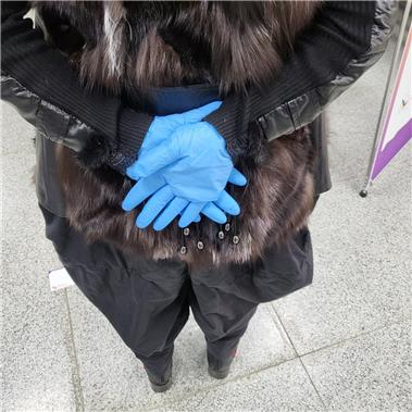 경북 구미시 인동동 행정복지센터에서 투표 사무원들이 파란색 고무장갑을 착용하고 있다. 김영식 국회의원 제공