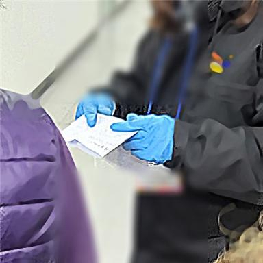 경북 구미시 인동동 행정복지센터에서 투표 사무원들이 파란색 고무장갑을 착용하고 있다. 김영식 국회의원 제공