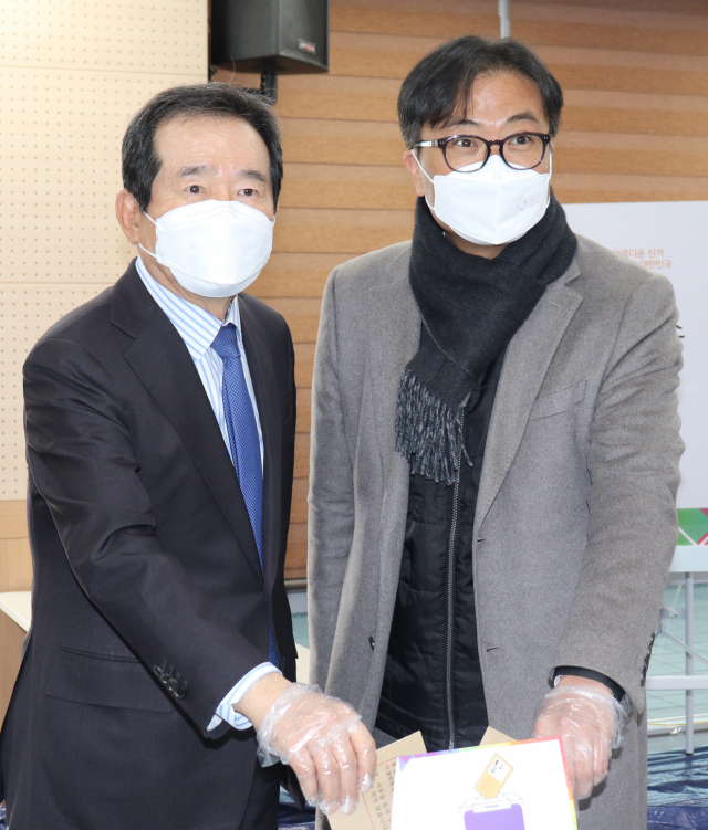 정세균 전 총리가 4일 대구시 남구 대명11동 행정복지센터 제20대 대선 사전투표소에서 사전투표를 하고 있다. 연합뉴스