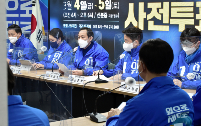 더불어민주당 우상호 총괄선대본부장이 2일 오전 서울 여의도 중앙당사에서 열린 선대위 본부장단 회의에서 발언하고 있다, 연합뉴스