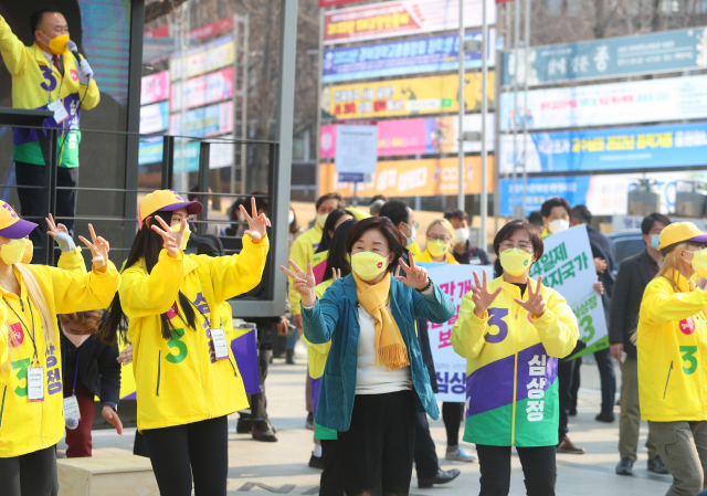사전투표 첫날인 4일 정의당 심상정 대선 후보가 대구 경북대 북문 앞에서 선거 유세 운동을 하고 있다. 연합뉴스