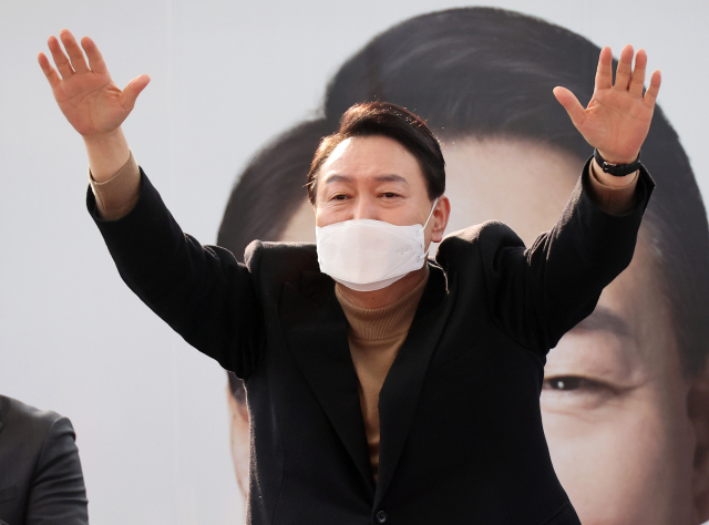 국민의힘 윤석열 대선 후보가 4일 오후 경북 경산시 경산공설시장 유세 현장에서 지지를 호소하고 있다. 연합뉴스