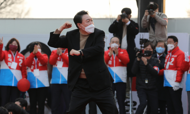 윤석열 국민의힘 대선 후보가 4일 오후 대구 달서구 두류공원에서 열린 유세에서 지지를 호소하고 있다. 김영진 기자 kyjmaeil@imaeil.com