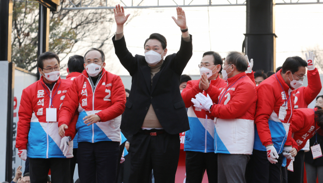 윤석열 국민의힘 대선 후보가 4일 오후 대구 달서구 두류공원에서 열린 유세에서 지지를 호소하고 있다. 김영진 기자 kyjmaeil@imaeil.com