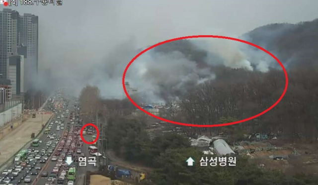 4일 늦은 오후 서울시 강남구 개포동 소재 구룡마을에서 발생한 불이 인근 대모산으로 번지고 있다. 오른쪽 큰 원이 대모산, 왼쪽 작은 원은 화재 진화 작업과 관련해 도로 부분 통제가 이뤄지고 있는 모습. 서울교통정보센터