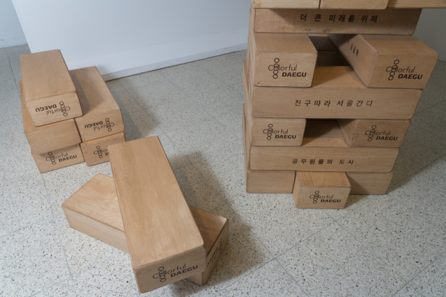 김민제, Jenga Leaving or Staying, 75x25x15cm×60ea, 2021.