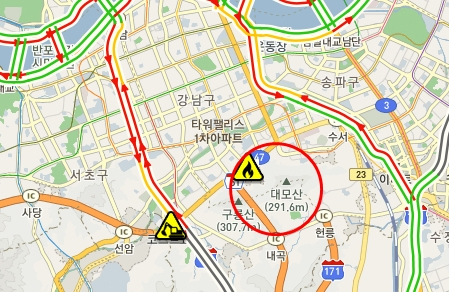4일 늦은 오후 서울시 강남구 개포동 소재 구룡마을에서 발생한 불이 인근 대모산으로 번지고 있다.(빨간원 안이 화재 발생 관련 지역) 서울교통정보센터