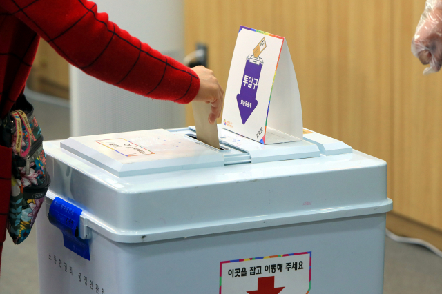 20대 대통령 선거 사전투표 첫날인 4일 제주시 연동 제주도의회 의원회관에 마련된 사전투표소를 찾은 한 유권자가 투표용지를 투표함에 넣고 있다. 연합뉴스