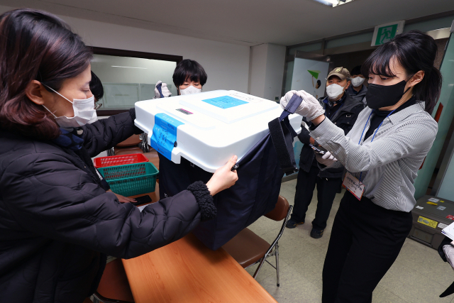 20대 대통령 선거 사전투표 첫날인 4일 오후 경기도 과천시선거관리위원회에서 문원동 사전투표소 관계자들이 투표함을 과천선관위에 인계하고 있다. 연합뉴스