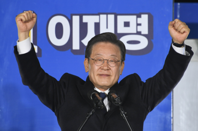 더불어민주당 이재명 대선 후보가 4일 오후 서울 강동구 상일동 강동아트센터에서 열린 