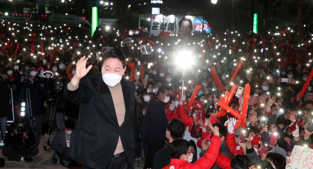 국민의힘 윤석열 대선후보가 4일 저녁 경북 안동시 웅부공원 유세 현장에서 지지를 호소하고 있다. 연합뉴스