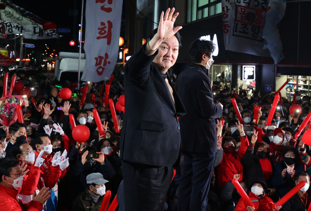 국민의힘 윤석열 대선 후보가 4일 밤 경북 영주시 태극당 앞 유세 현장에서 지지를 호소하고 있다. 연합뉴스