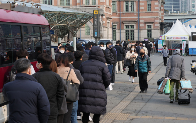 코로나19 신규 확진자가 하루새 약 7만명 급증한 26만6천853명을 기록한 4일 오전 서울 중구 서울역 임시 선별검사소에서 시민들이 검사를 기다리고 있다. 연합뉴스