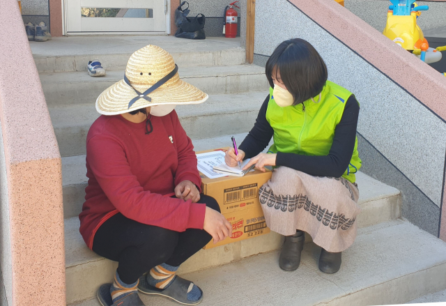 남지읍 맞춤형복지팀 직원이 대상자와 만나 상담을 하고 있다. 남지읍 제공