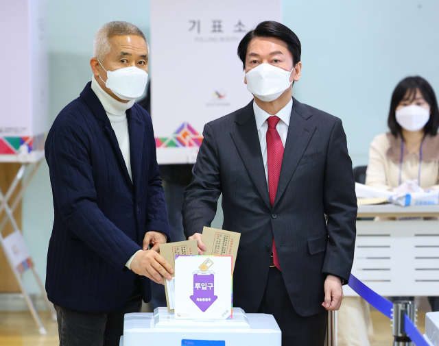 대선 후보직을 사퇴한 안철수 국민의당 대표와 최진석 상임선대위원장이 5일 오전 서울 영등포구 여의동주민센터에 마련된 사전투표소를 찾아 투표하고 있다. 연합뉴스