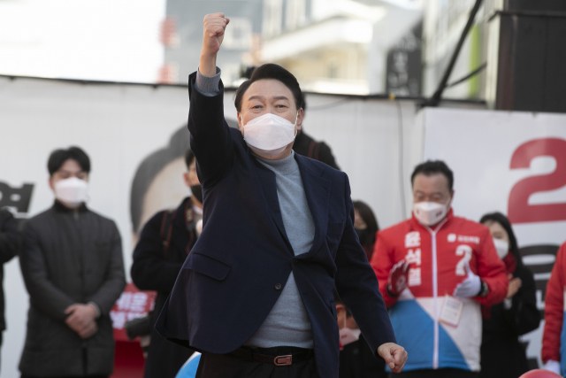 국민의힘 윤석열 대선 후보가 5일 오전 충북 제천 문화의 거리 유세 현장에서 지지를 호소하고 있다. 연합뉴스