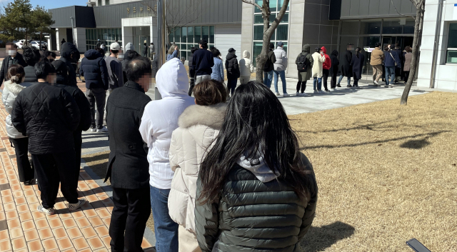 제20대 대통령선거 사전투표 둘째 날인 5일 전북 전주시 덕진구 농촌진흥청에 마련된 사전투표소에 유권자들이 몰리면서 대기 줄이 형성돼있다. 연합뉴스