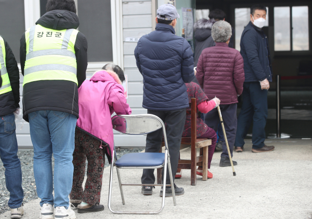 제20대 대통령 선거 사전투표일인 4일 오전 전남 강진군 병영면사무소에 마련된 사전투표소에서 주민들이 투표 순서를 기다리고 있다. 연합뉴스